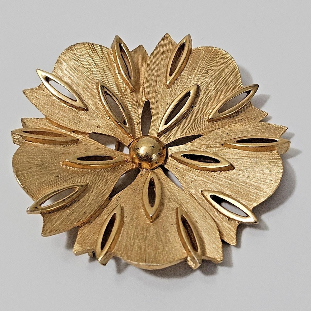 Crown Trifari Brooch Brushed Goldtone Flower Pin Floral - Picture 4 of 9